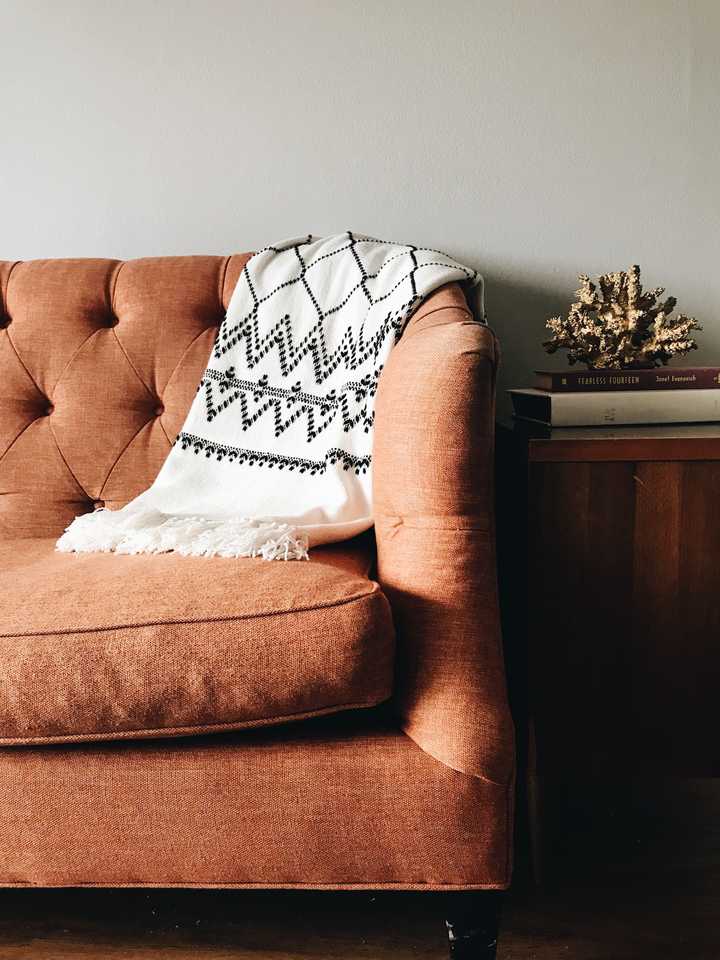 sohva, lipasto ja valkoinen seinä